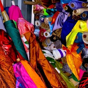 Vendo telas a 150 la yarda y otras a 5 dólares hay variedad de colores